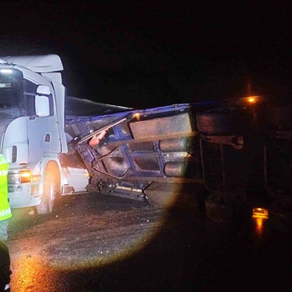 Tır Devrildi, Yol Ulaşıma Kapandı