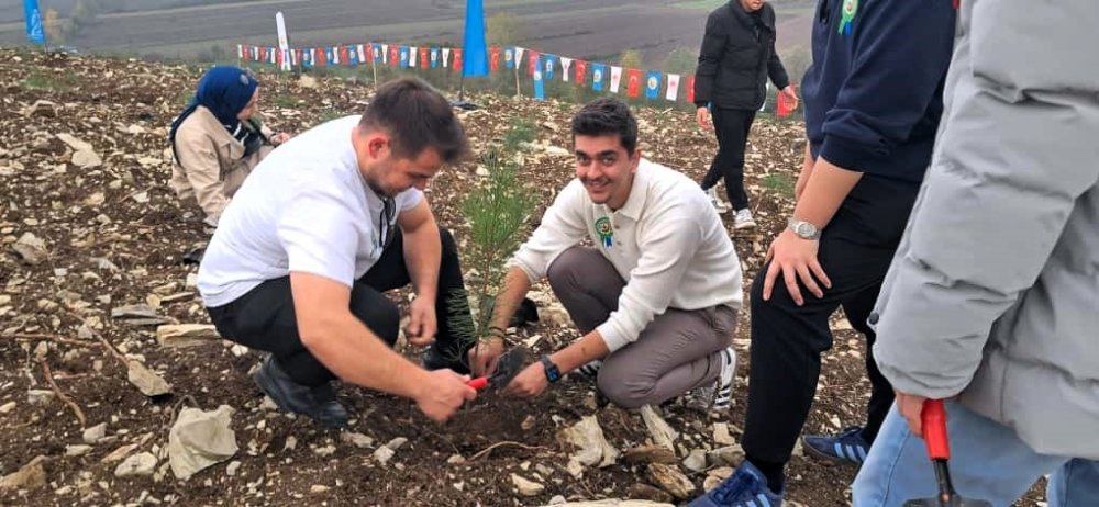 6 Öğrenci Topluluğu Fidanları Toprakla Buluşturdu