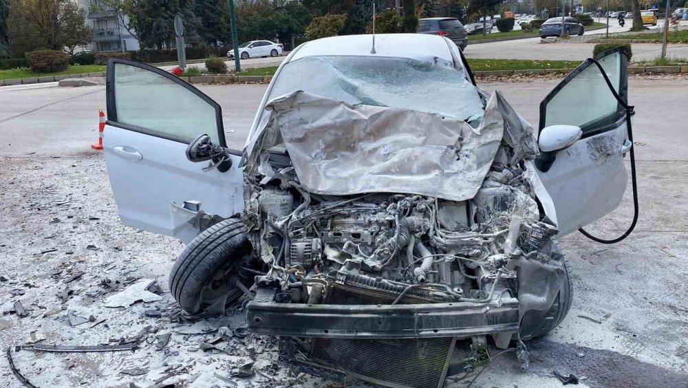 Kamyona Yandan Çarpan Aracın 70 Yaşındaki Sürücüsü Hayatını Kaybetti