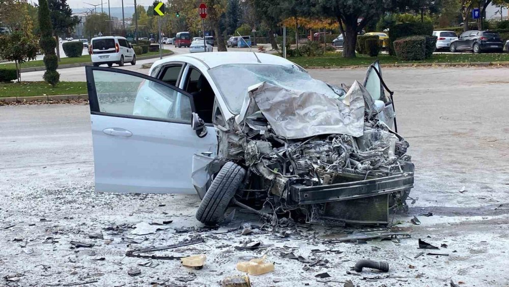 Kamyona Yandan Çarpan Aracın 70 Yaşındaki Sürücüsü Hayatını Kaybetti
