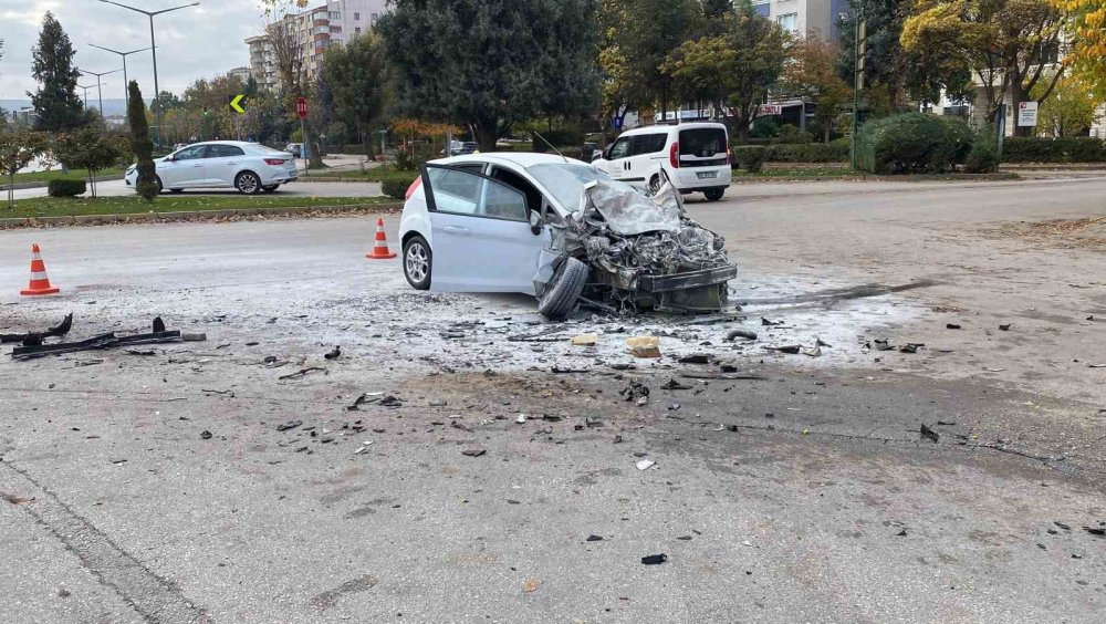 Kamyona Yandan Çarpan Aracın 70 Yaşındaki Sürücüsü Hayatını Kaybetti