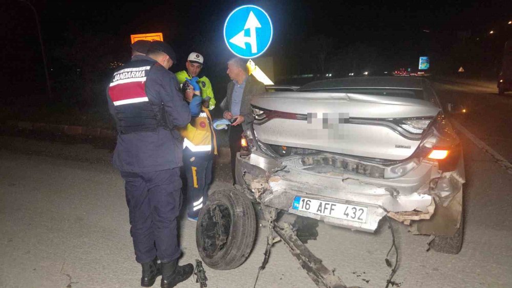 Kırmızı Işıkta Duran Otomobile Arkadan Çarptı: 1’i Çocuk Kişi 5 Yaralandı