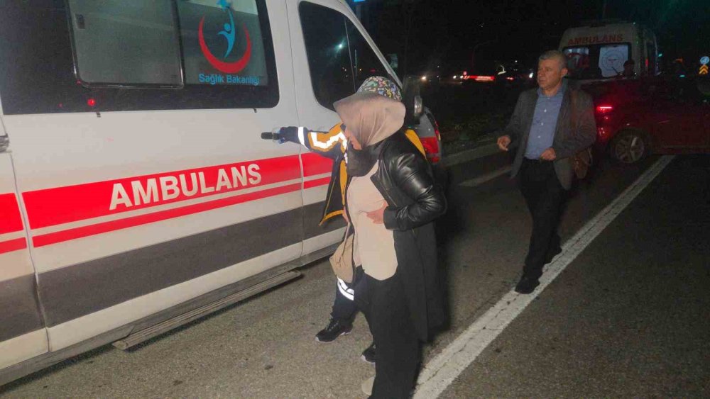 Kırmızı Işıkta Duran Otomobile Arkadan Çarptı: 1’i Çocuk Kişi 5 Yaralandı