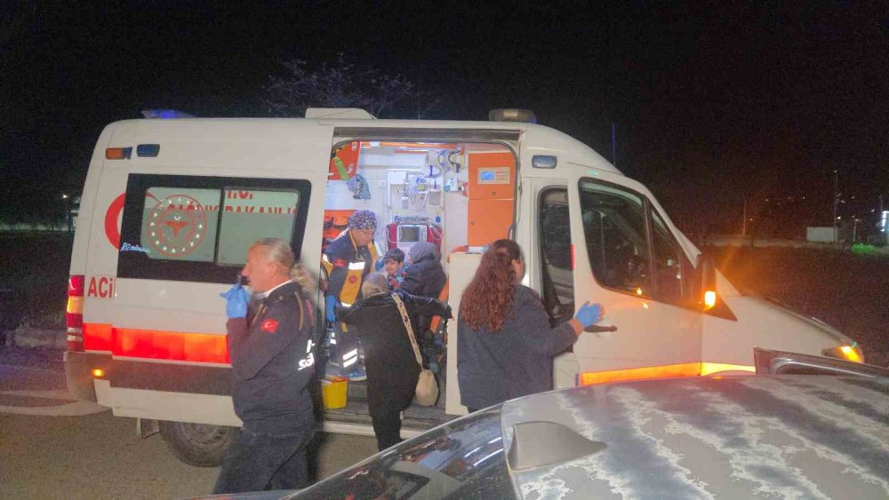 Kırmızı Işıkta Duran Otomobile Arkadan Çarptı: 1’i Çocuk Kişi 5 Yaralandı