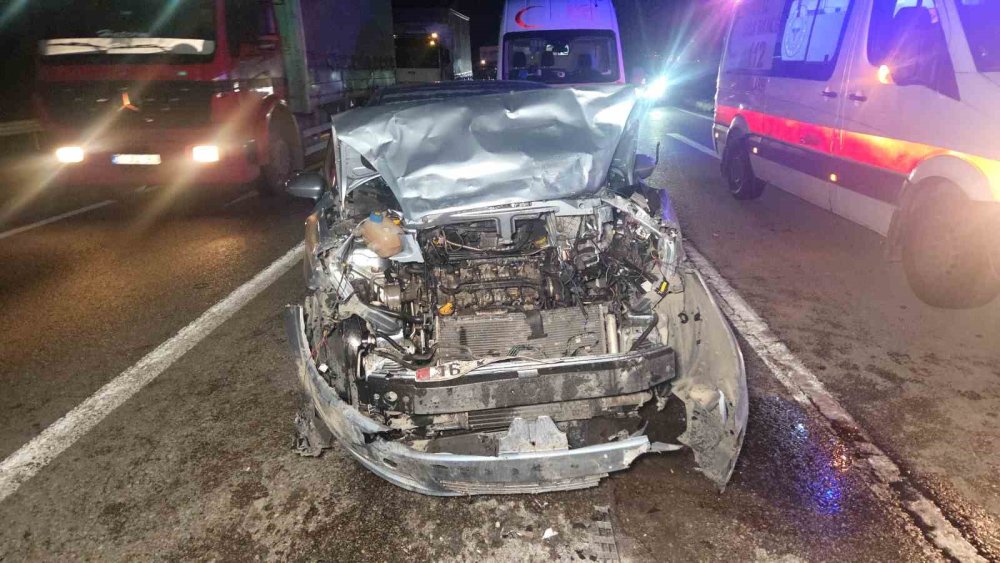 Kırmızı Işıkta Duran Otomobile Arkadan Çarptı: 1’i Çocuk Kişi 5 Yaralandı