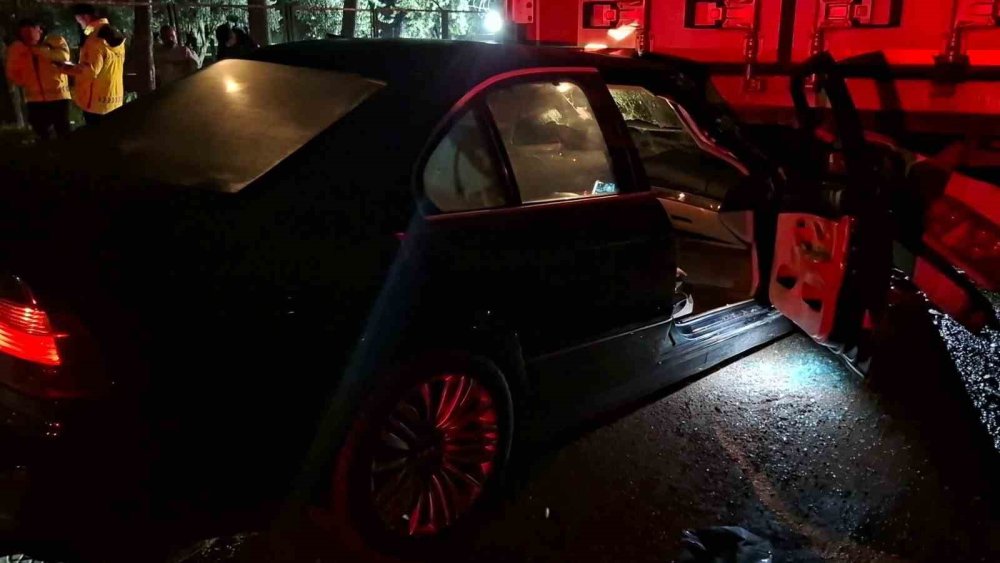 Otomobil Park Halindeki Tıra Arkadan Çarptı: 1 Ağır Yaralı