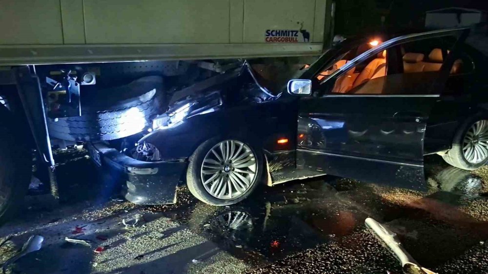 Otomobil Park Halindeki Tıra Arkadan Çarptı: 1 Ağır Yaralı