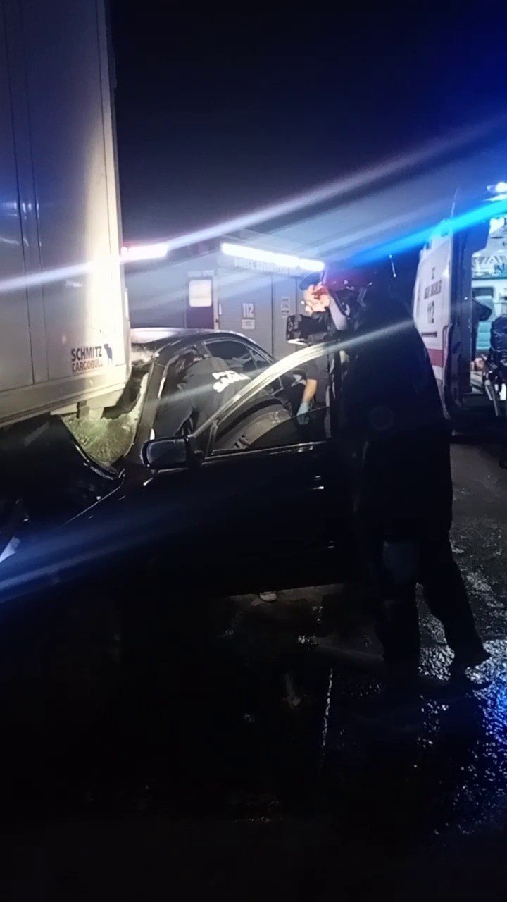 Otomobil Park Halindeki Tıra Arkadan Çarptı: 1 Ağır Yaralı