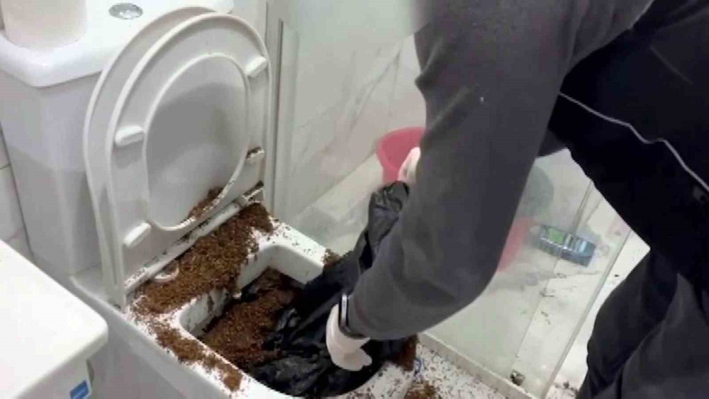 Uyuşturucu Baskını Film Sahnelerini Aratmadı: Klozete Döktüler, Saklamaya Çalıştılar