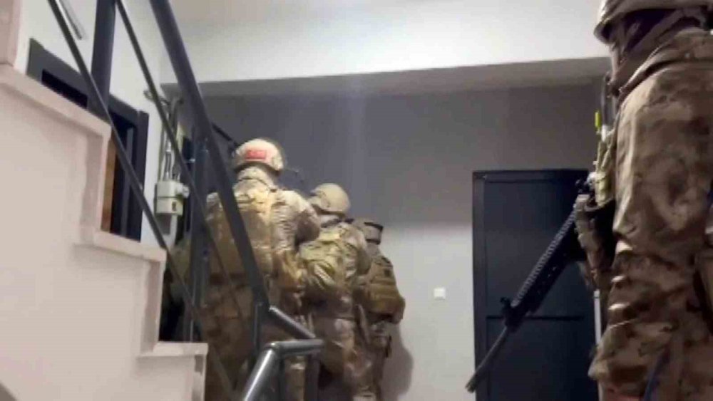 Uyuşturucu Baskını Film Sahnelerini Aratmadı: Klozete Döktüler, Saklamaya Çalıştılar