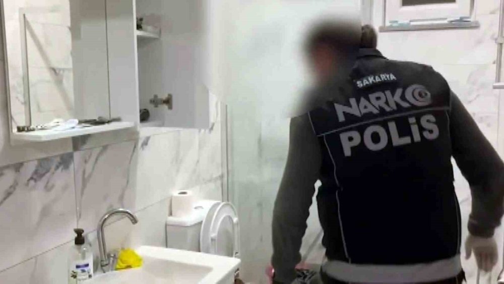 Uyuşturucu Baskını Film Sahnelerini Aratmadı: Klozete Döktüler, Saklamaya Çalıştılar