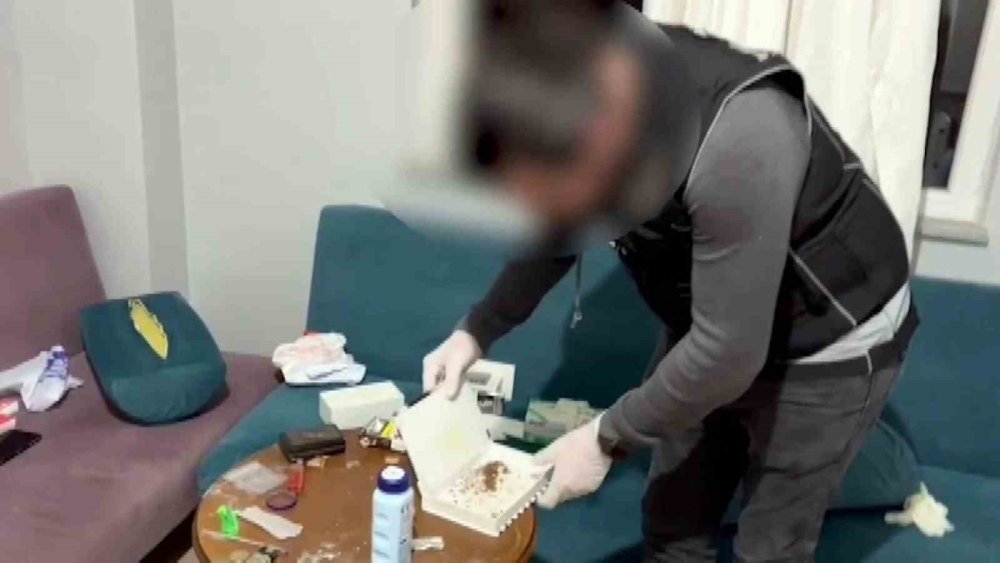 Uyuşturucu Baskını Film Sahnelerini Aratmadı: Klozete Döktüler, Saklamaya Çalıştılar