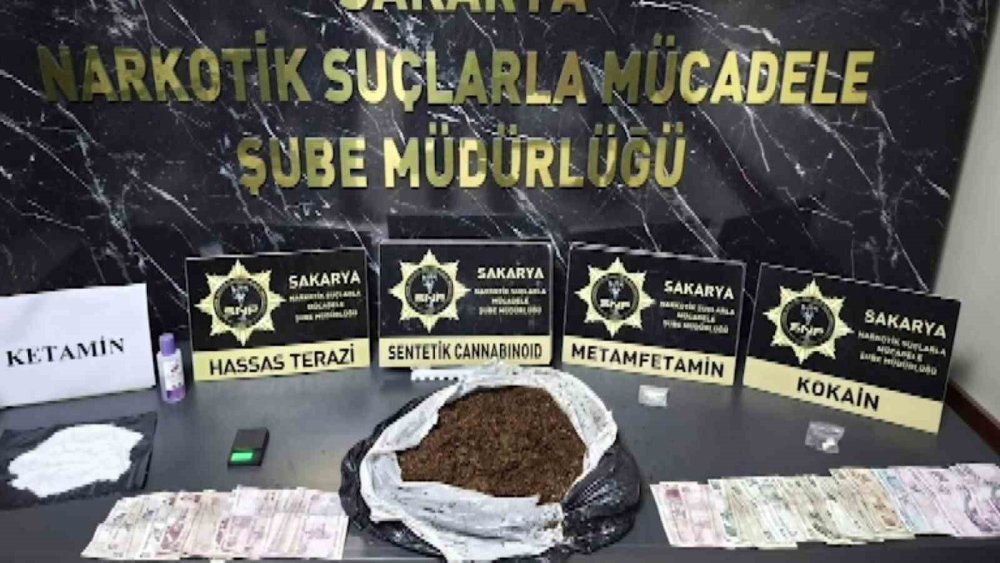 Uyuşturucu Baskını Film Sahnelerini Aratmadı: Klozete Döktüler, Saklamaya Çalıştılar