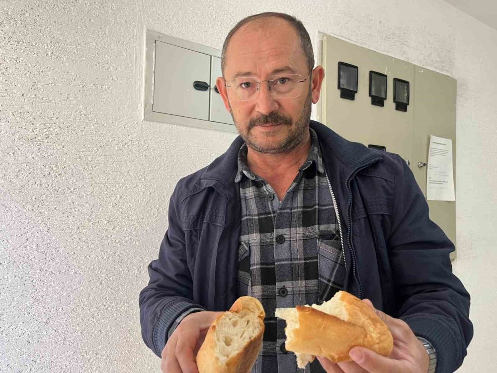 Aldığı Ekmeğin İçinden Çıkan Poşet Parçası İle Şok Oldu