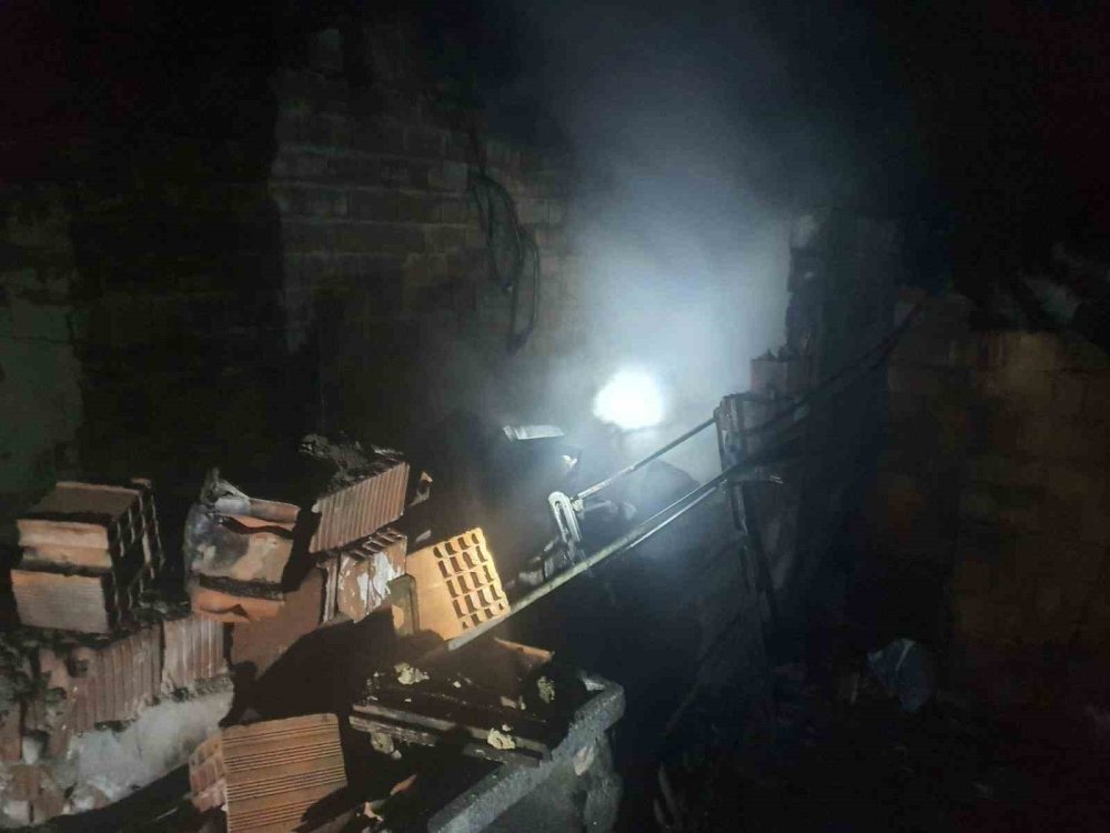 Evinde Çıkan Yangından Tesadüfen Kurtuldu!