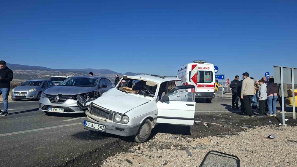 İki Otomobil Çarpıştı, 1 Kişi Yaralandı