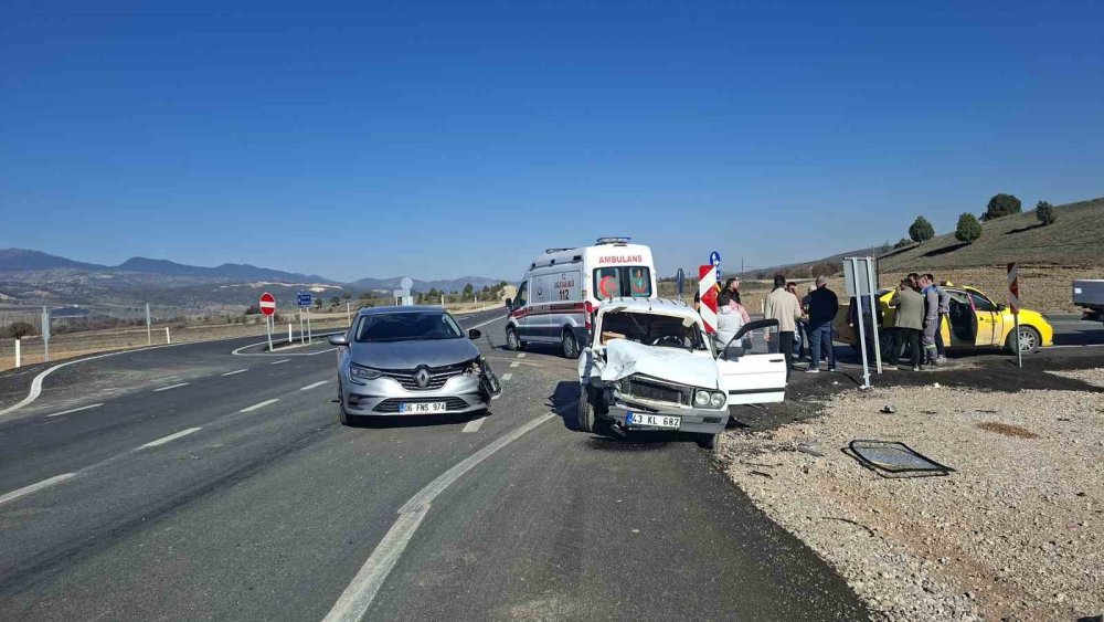 İki Otomobil Çarpıştı, 1 Kişi Yaralandı