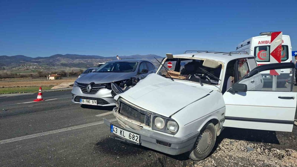 İki Otomobil Çarpıştı, 1 Kişi Yaralandı