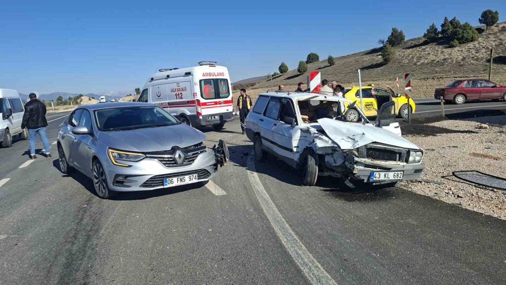 İki Otomobil Çarpıştı, 1 Kişi Yaralandı