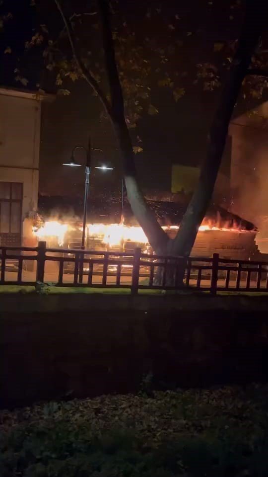 Tek Katlı Ev Alev Alev Yandı