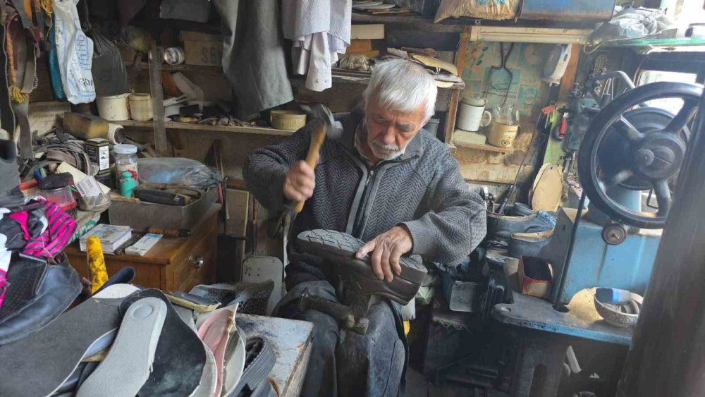 65 Yıllık Ayakkabı Ustası Mehmet Ersulak: "Meslek Bitti, Yetişen Yok"