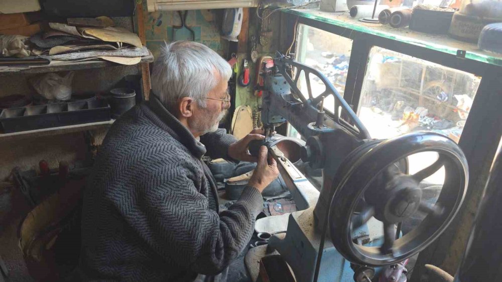 65 Yıllık Ayakkabı Ustası Mehmet Ersulak: "Meslek Bitti, Yetişen Yok"