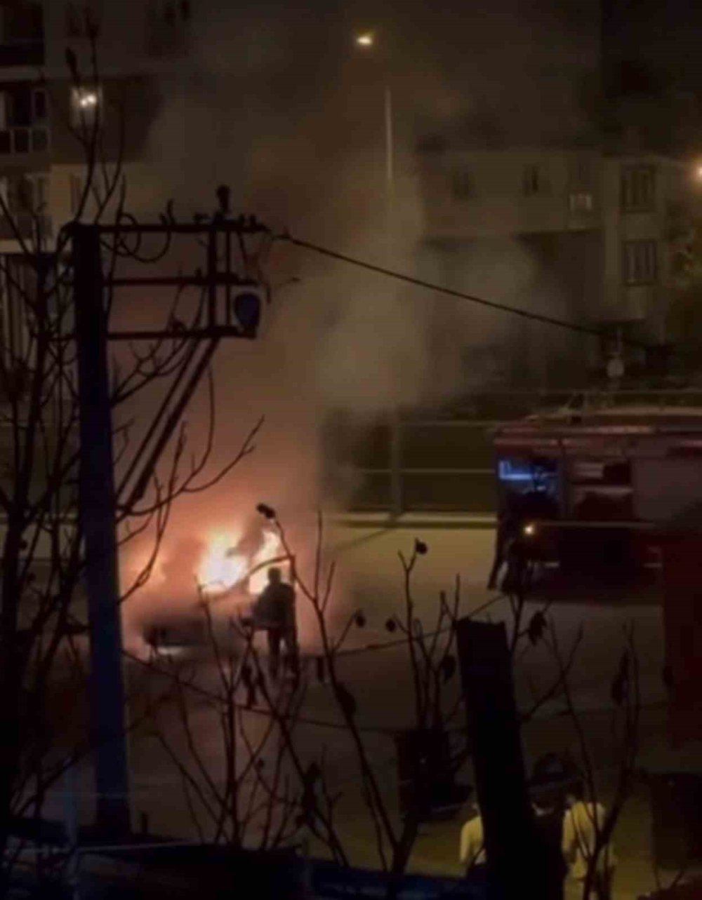 Hafif Ticari Araç Yanarak Kül Oldu