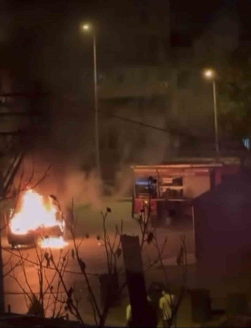 Hafif Ticari Araç Yanarak Kül Oldu