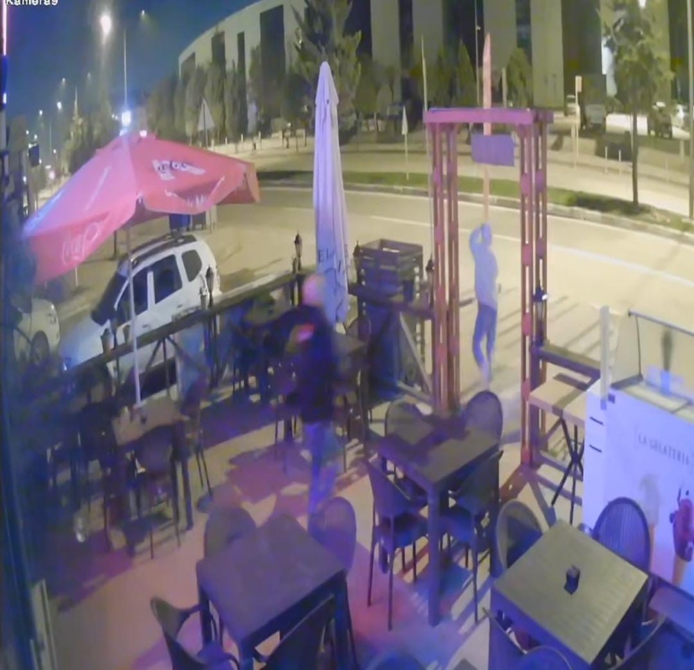 İşyerine Defalarca Giren Hırsızı Sopayla Kovaladı