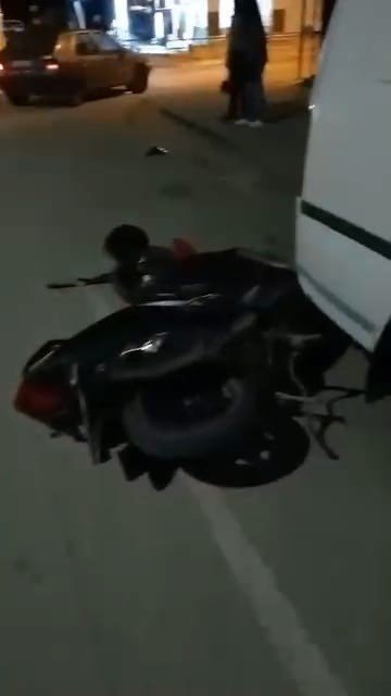 Motosiklet Sürücüsü 3 Araca Çarpıp Yaralandı