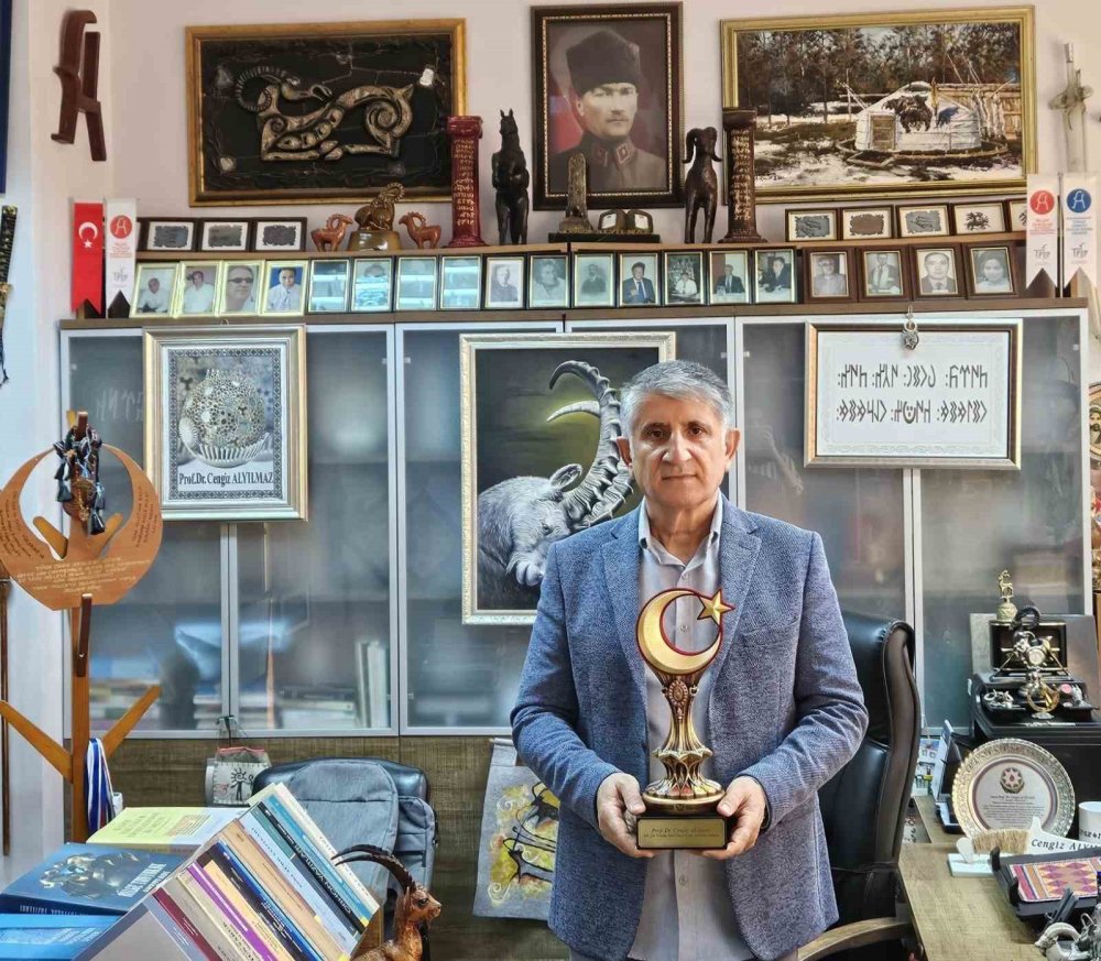 Akademisyene ’türk Dünyası Bilim Ödülü’