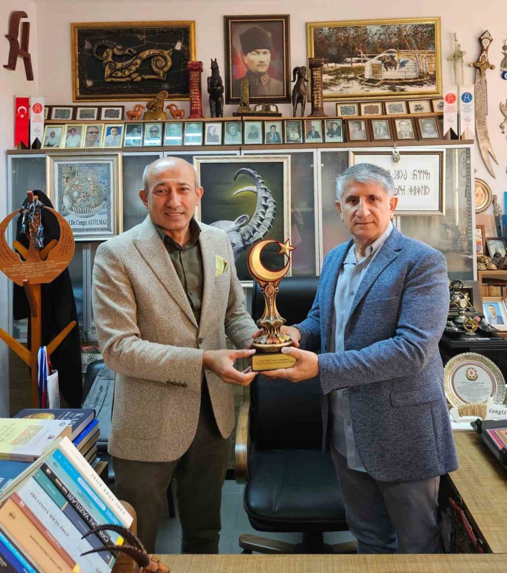 Akademisyene ’türk Dünyası Bilim Ödülü’