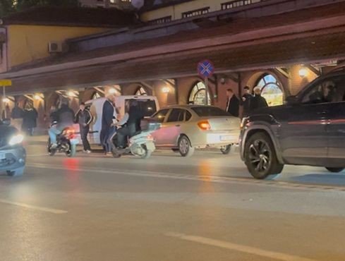 Araca Çarpıp Sürücüsünün Üzerine Yürüdüler