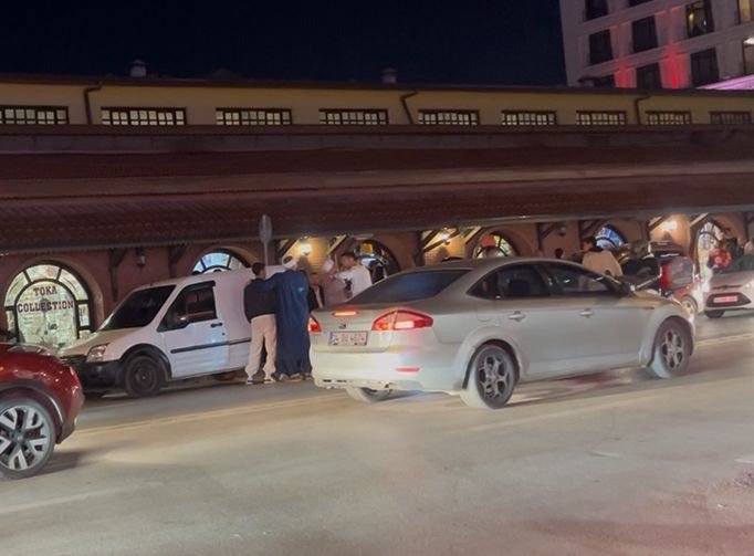 Araca Çarpıp Sürücüsünün Üzerine Yürüdüler