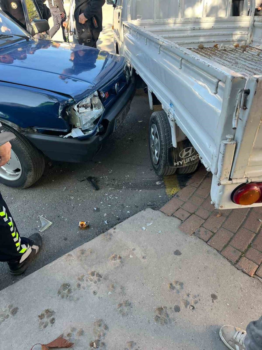 Direksiyon Hakimiyetini Kaybeden Sürücü Kamyonete Çarptı