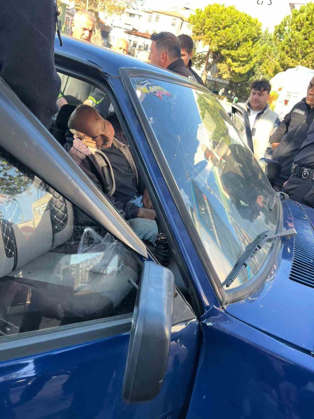 Direksiyon Hakimiyetini Kaybeden Sürücü Kamyonete Çarptı