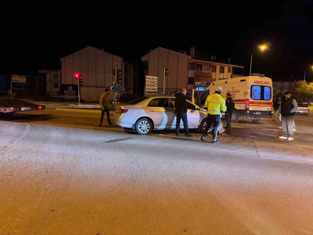 İki Otomobil Çarpıştı: 5 Yaralı