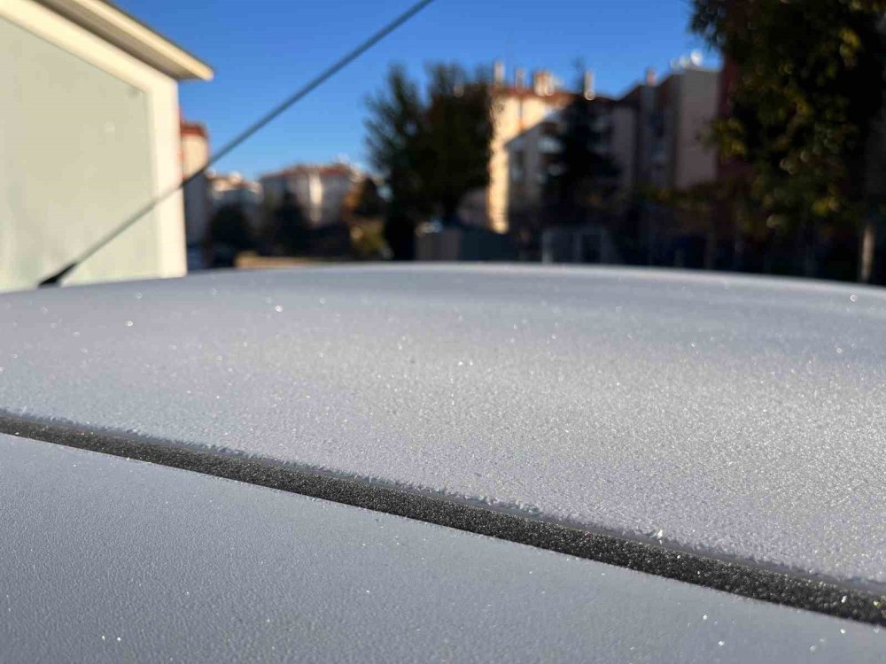 Kırağı Araç Camlarını Kapladı