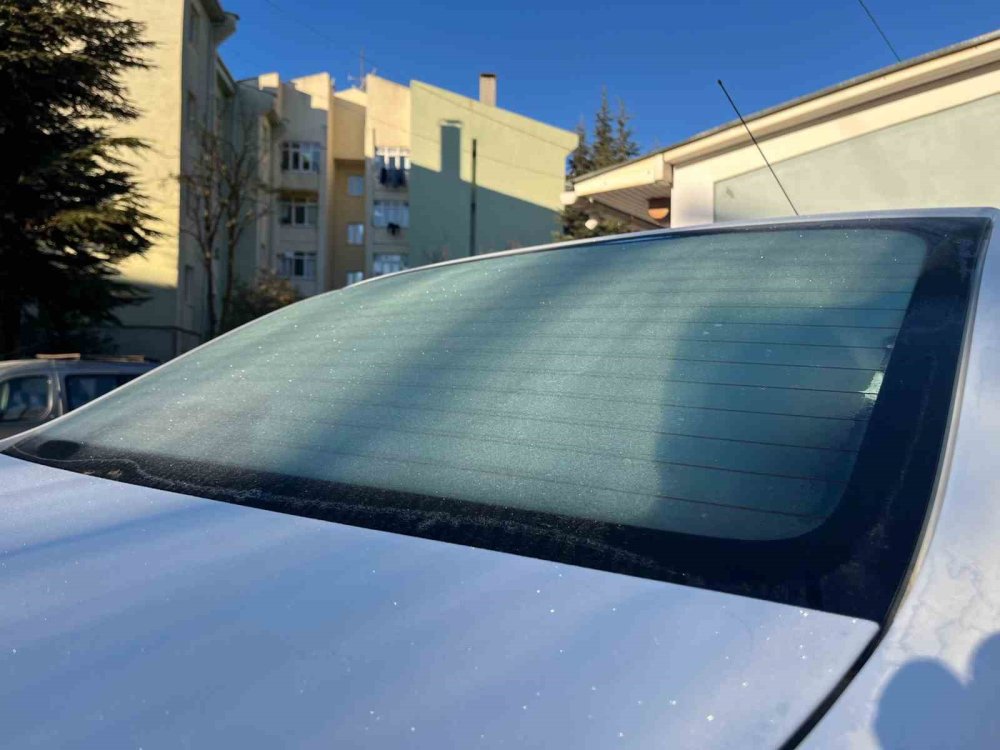 Kırağı Araç Camlarını Kapladı