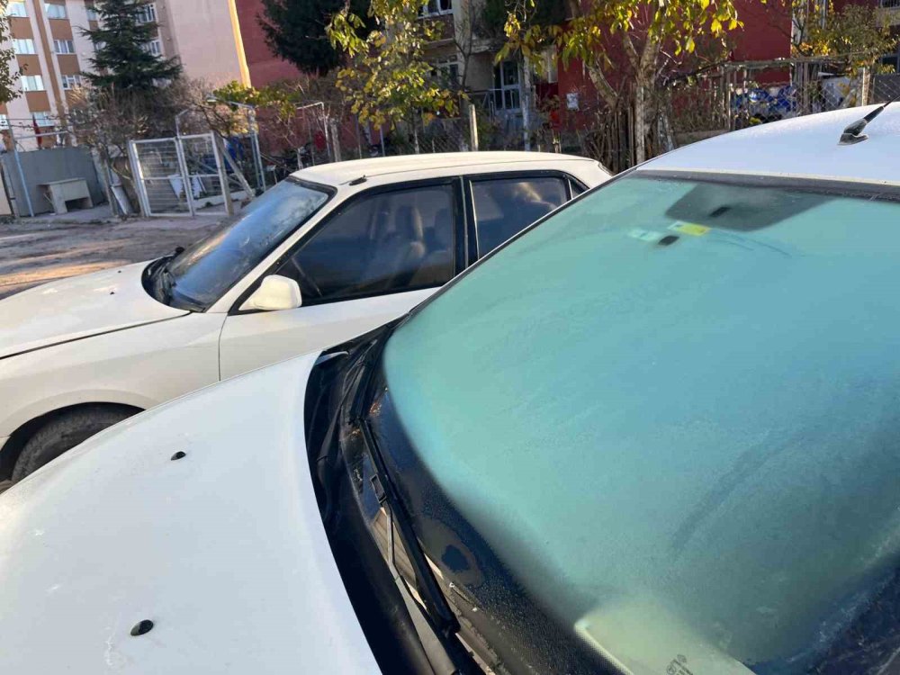 Kırağı Araç Camlarını Kapladı