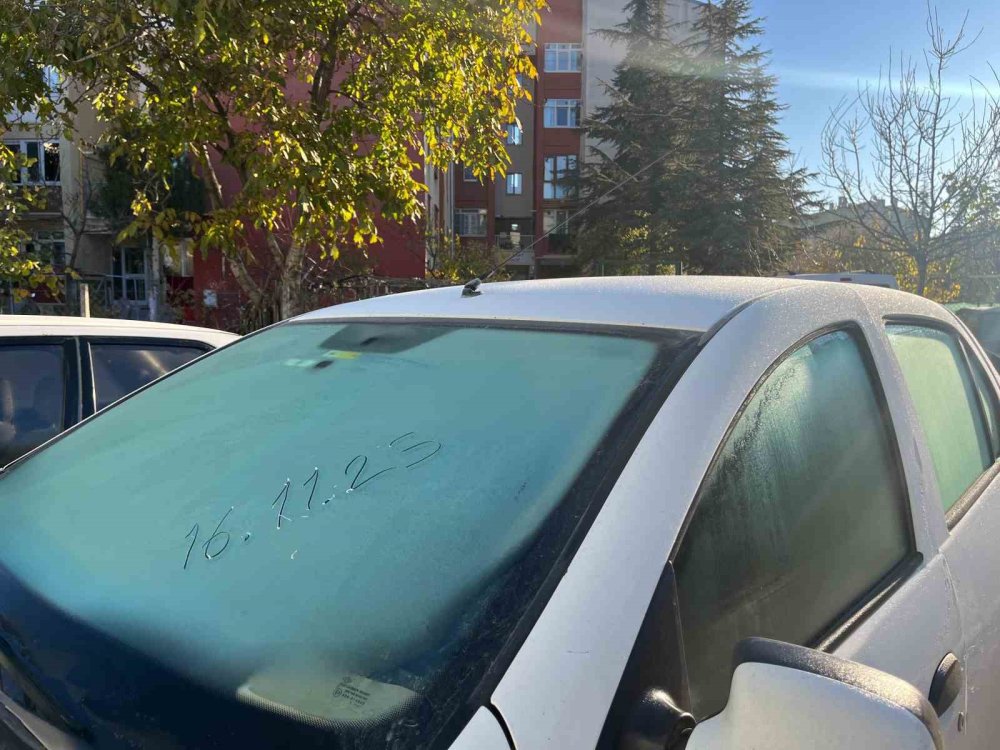 Kırağı Araç Camlarını Kapladı