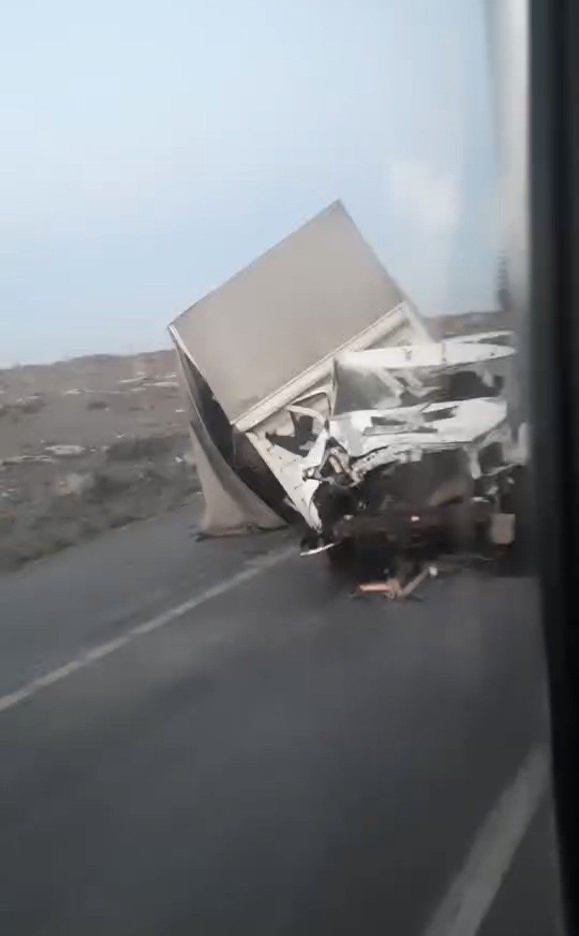 Kontrolden Çıkan Kamyon Refüje Çarptı