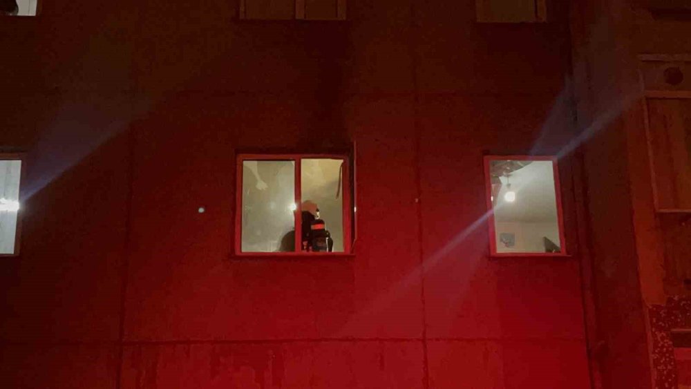 Yangın Paniği: 2 Kişi Dumandan Etkilendi