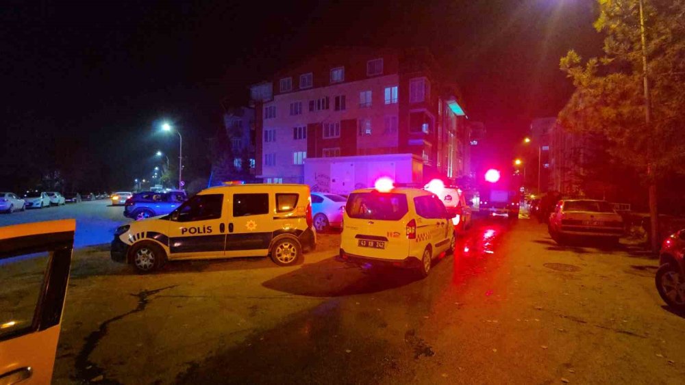 5 Katlı Binanın Teras Katında Çıkan Yangın Paniğe Neden Oldu