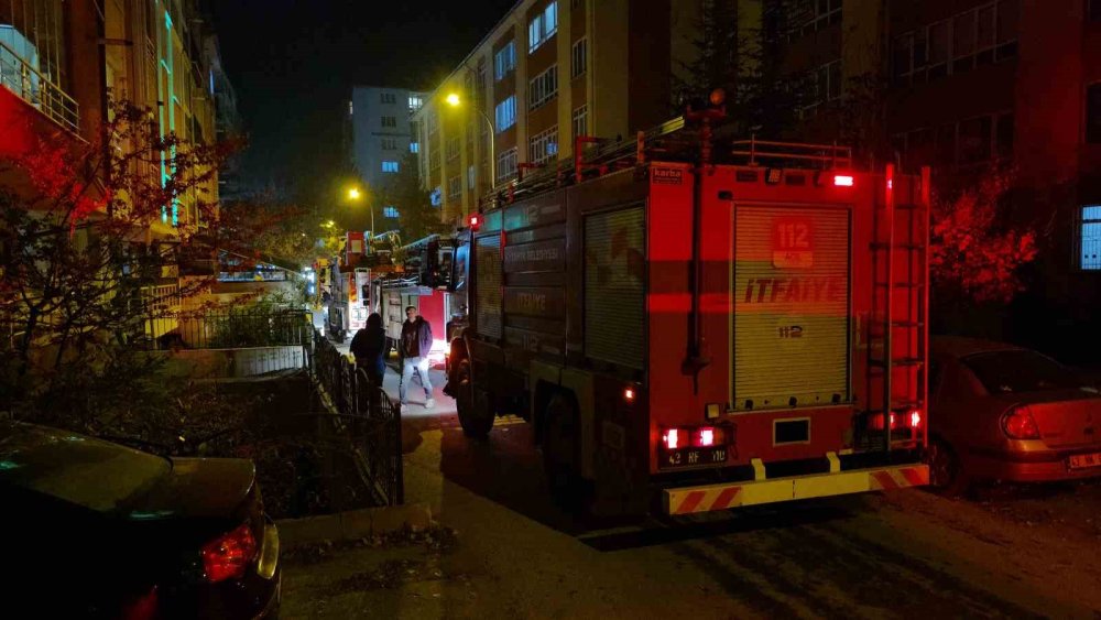 5 Katlı Binanın Teras Katında Çıkan Yangın Paniğe Neden Oldu