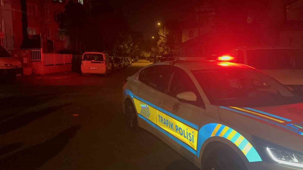 "Dur" İhtarına Uymayan Sürücü 5 Kilometre Kaçtı 3 Araca Ve Duvara Çarptı