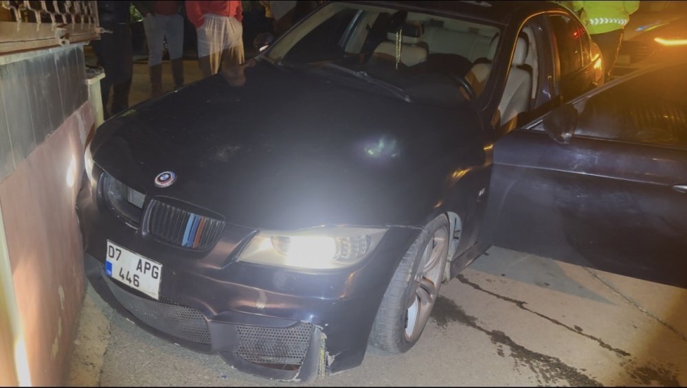 "Dur" İhtarına Uymayan Sürücü 5 Kilometre Kaçtı 3 Araca Ve Duvara Çarptı