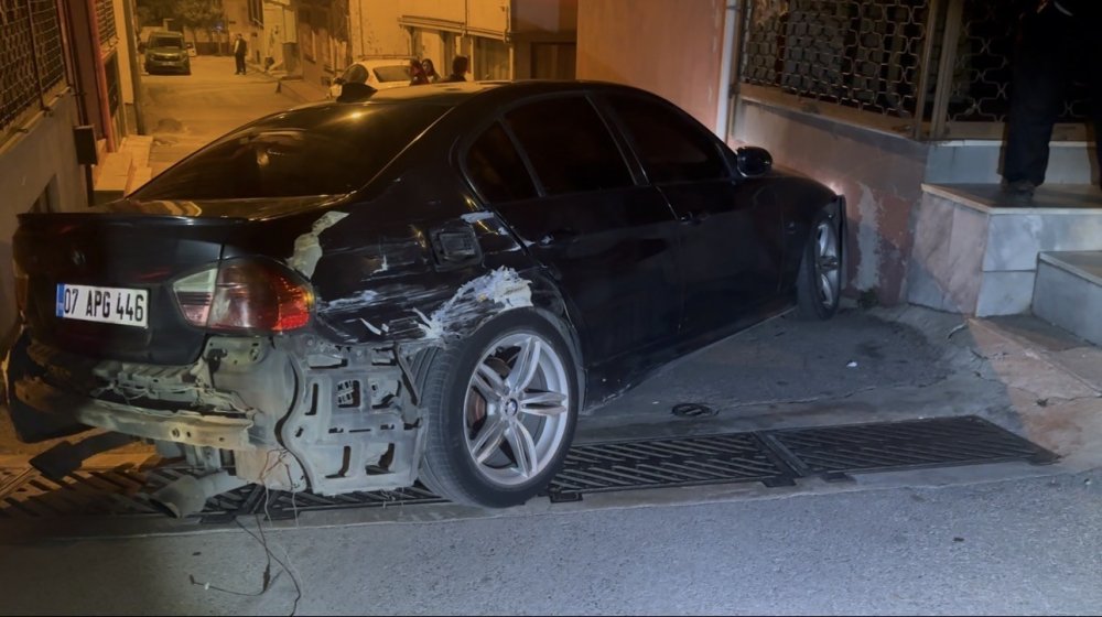 "Dur" İhtarına Uymayan Sürücü 5 Kilometre Kaçtı 3 Araca Ve Duvara Çarptı