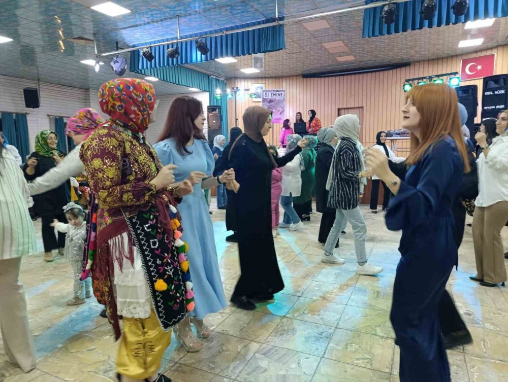 Kadınların "Üç Etek Gecesi" İlgi Gördü