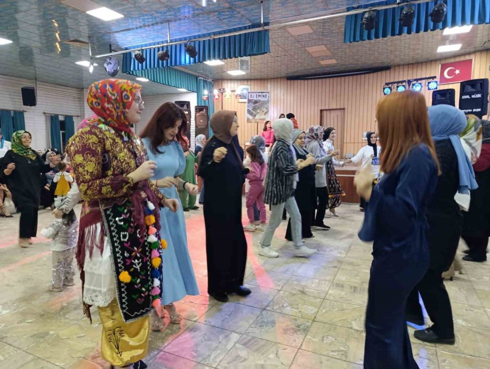 Kadınların "Üç Etek Gecesi" İlgi Gördü